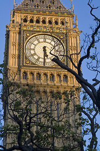 著名的大本塔钟的时钟表脸日图片