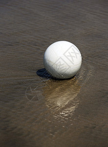 白球停留在透明水中图片