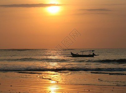 日落时的漂流船印度洋海岸巴厘岛高清图片