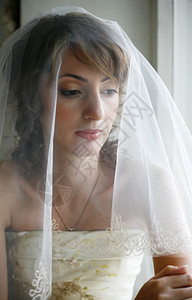 美丽的新娘被面纱封闭背景图片