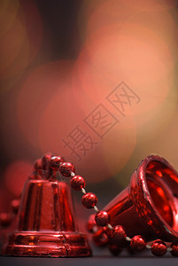 红色铃铛和红色串珠花环的圣诞装饰图片