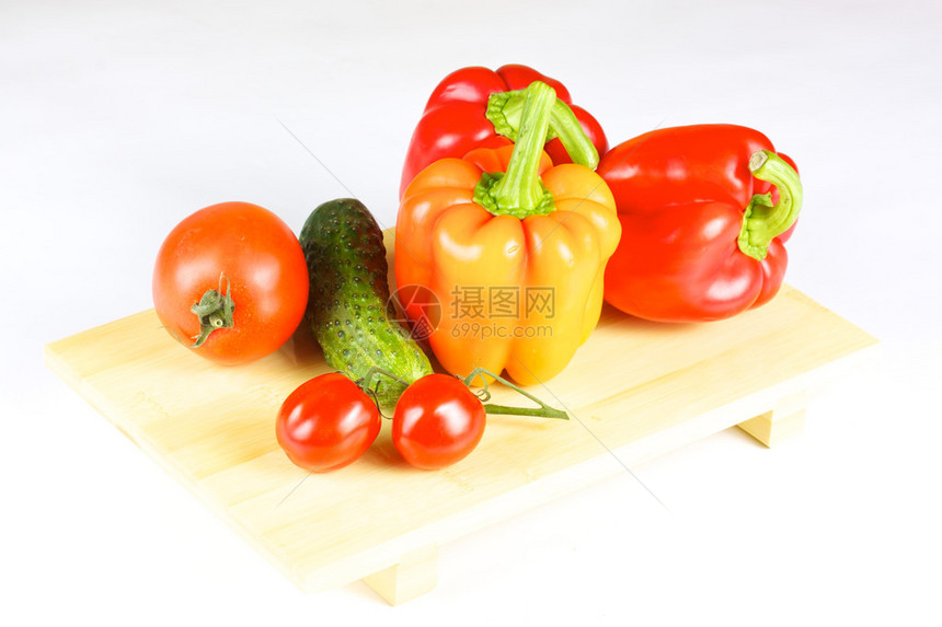 木板上的鲜和多汁的蔬菜在图片