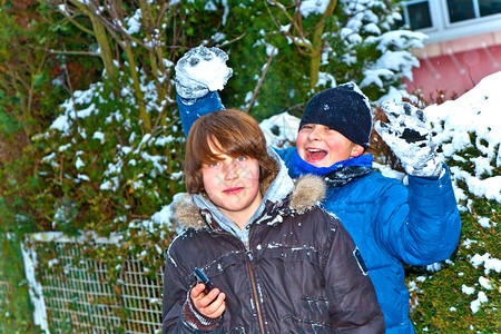 男孩在雪地里的冬季风景中玩得开心图片