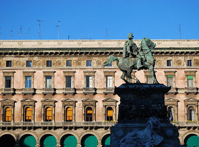 意大利米兰杜奥莫大教堂广场的维托里奥埃马努埃国背景图片