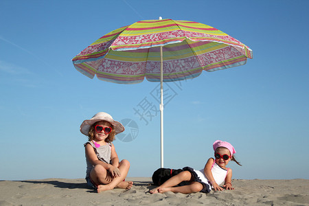两个小女孩在遮阳伞下图片