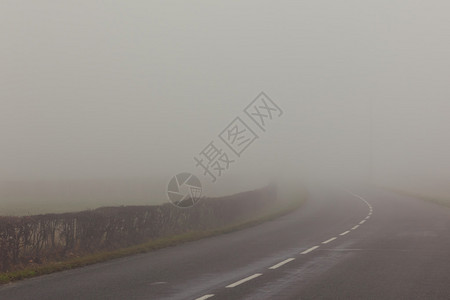 法国雾天的乡间小路背景图片