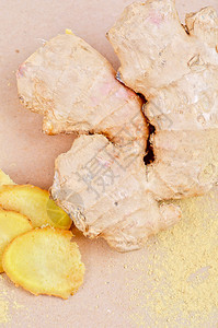 棕色背景中的新鲜干姜和粉状姜背景图片