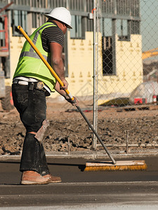 建筑工人正在平整一条新的水泥路图片