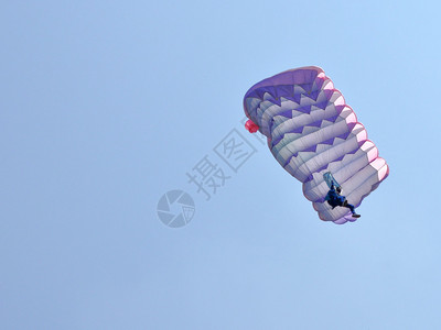 在蓝天背景的降落伞图片