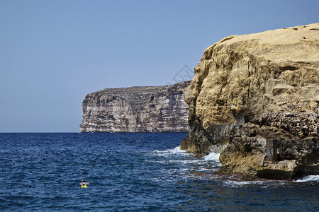马耳他戈佐岛上南部岩石海岸线的景色和图片