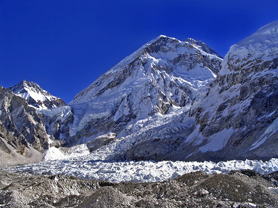 珠穆朗玛峰大本营与昆布冰川图片