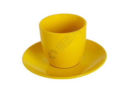 白色背景上的黄色茶杯和碟子背景图片