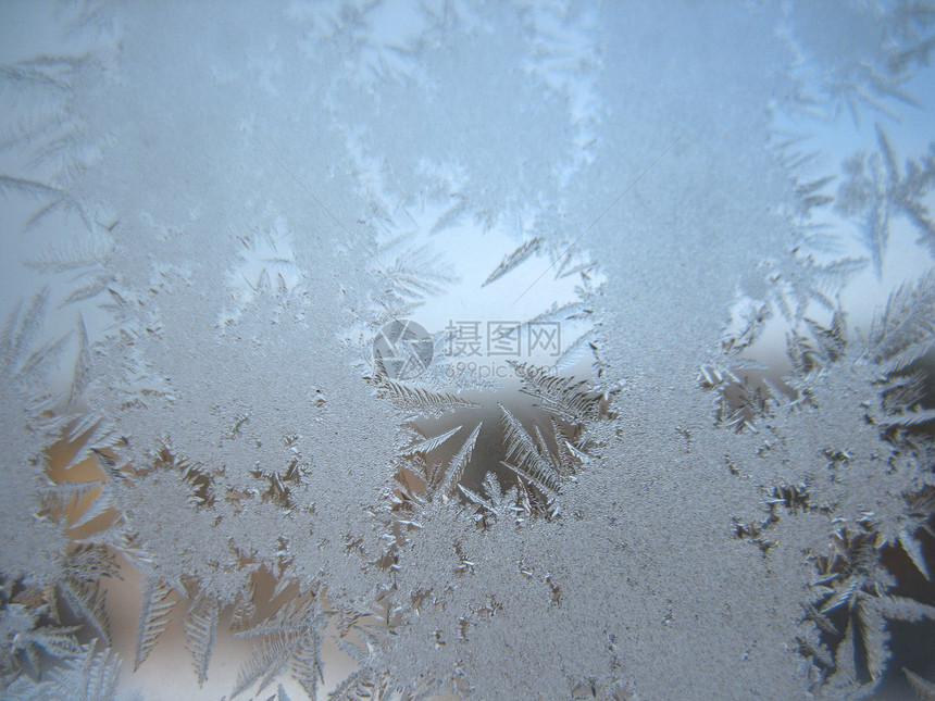 这是玻璃冬窗上的霜状图案图片