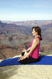 一个在大峡谷背景下冥想的女人图片