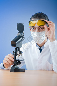 化学家使用显微镜图片