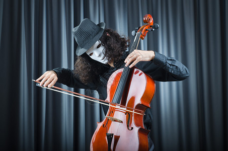 拉大提琴的男人背景图片