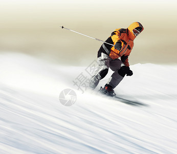 雪上运动的滑雪运动员灰天上图片