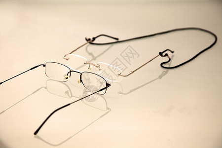 两副带反射的眼镜图片