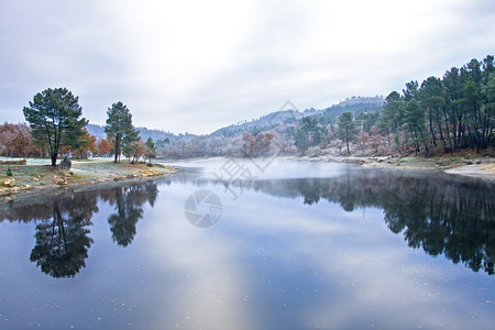 与河流和蓝天的风景图片