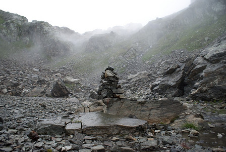 夏季在白疹山区为健康和旅游图片