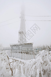 被大雪冻结的无线电发射塔图片