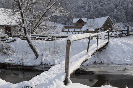 东欧山村一座白雪覆盖的小桥图片