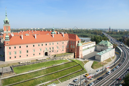 华沙与皇家城堡和现图片