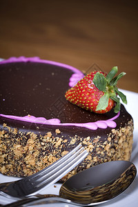 一盘草莓巧克力蛋糕图片