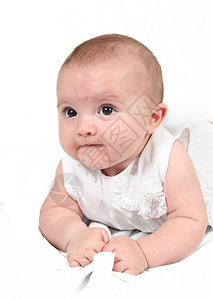 在白色背景采取的小女婴图片