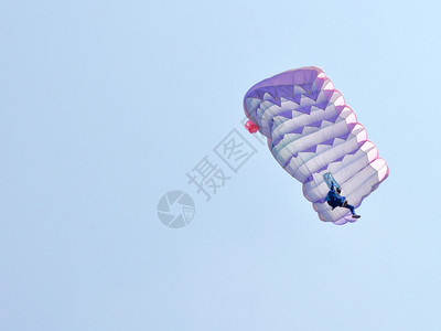 在蓝天背景的降落伞图片