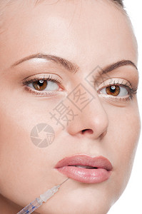 在女脸上注射肉毒杆菌毒素嘴唇区孤立图片