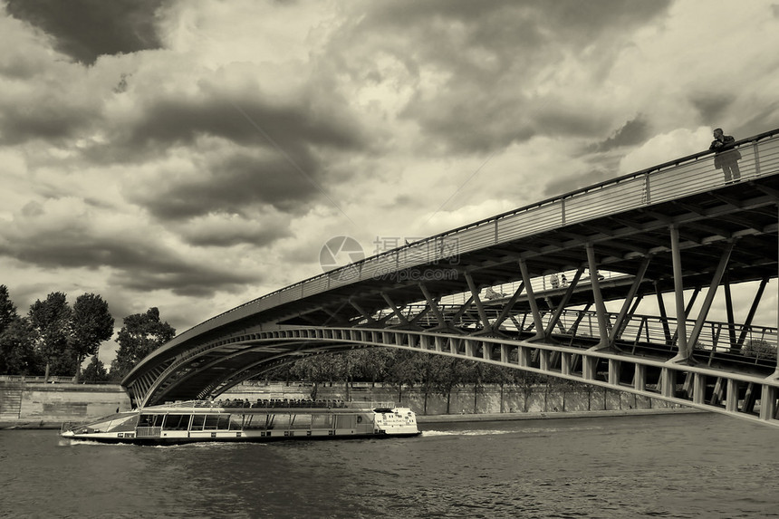 观察法国巴黎塞纳河上现代桥SepiaTon图片