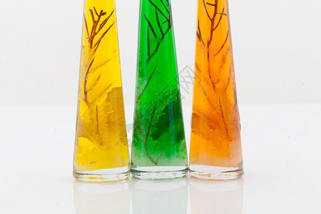 三个装饰瓶绿色橙和黄色图片
