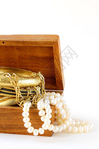 宝箱黄金首饰手镯和珍珠图片