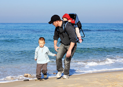 爸儿子和女儿在海边散步图片