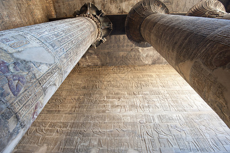 埃斯纳古代埃及神庙Khnum的柱子有图片