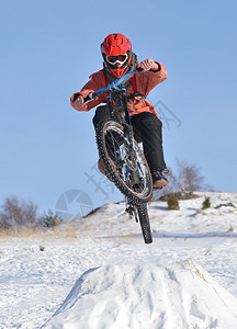 下坡山地自行车在雪地里图片