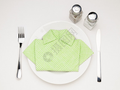有白色桌布刀子叉子香料和餐巾的桌图片