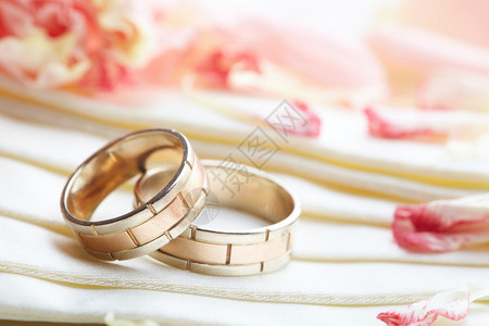 金戒指和玫瑰花瓣图片