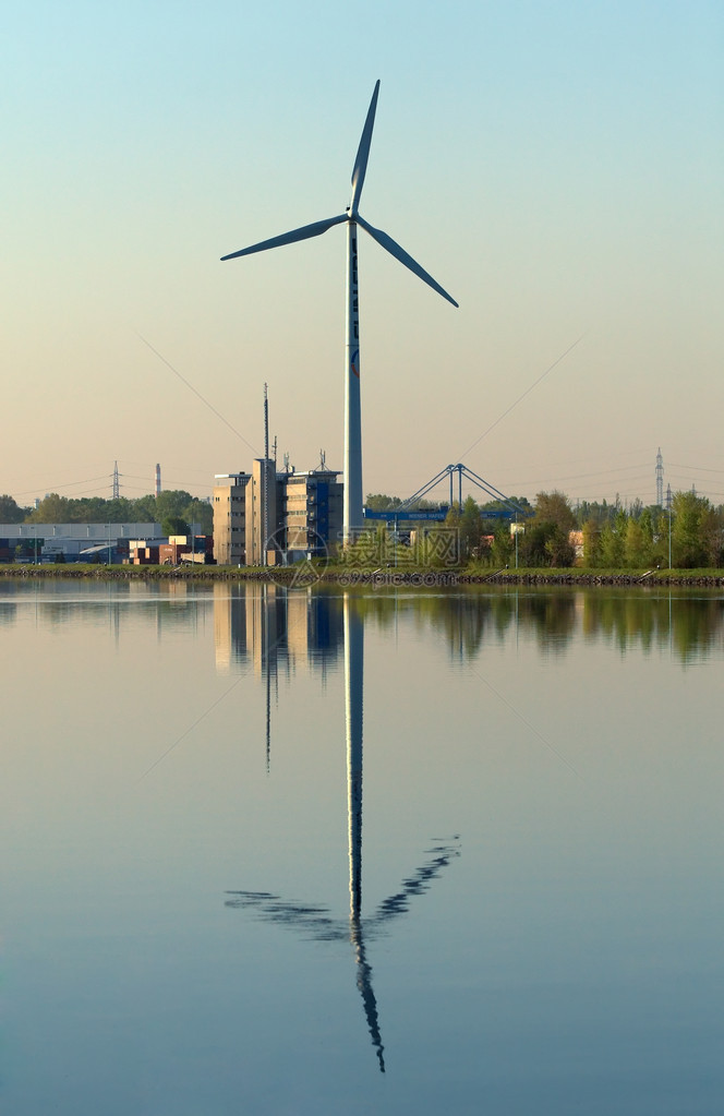 清晨拍摄的风力涡轮机照片在河流中可图片