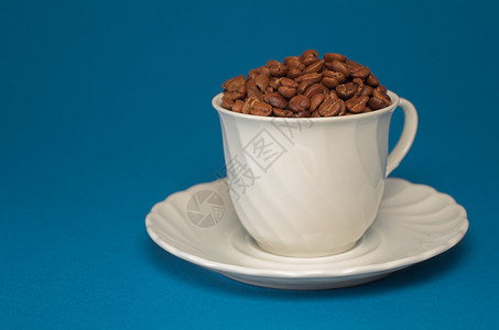 盛满咖啡豆的咖啡杯面图片