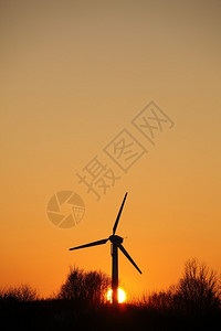 日落时一座风车的剪影图片