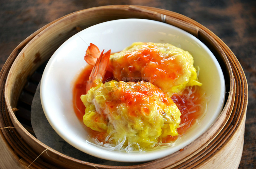 蒸虾饺点心玻璃纸面条和美味的酱汁图片