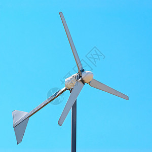 蓝天空风电涡轮机发电机图片
