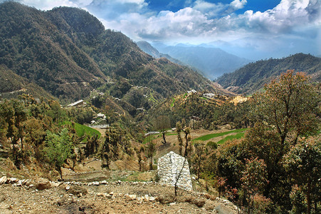 喜马拉雅山村农田图片