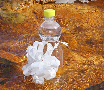 瓶装矿泉水在水中图片