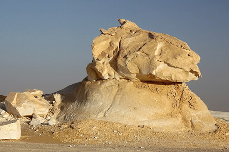 白色沙漠中的风和沙石图片