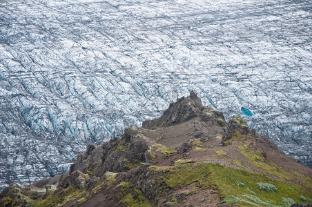 山中的冰川细节图片