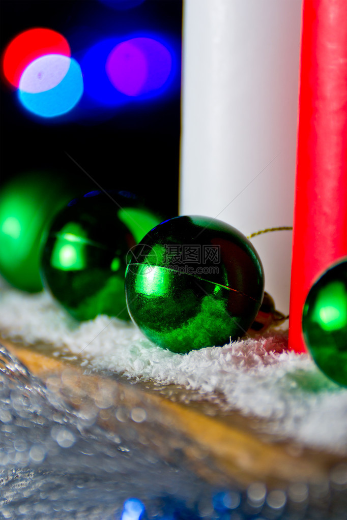 红蜡烛和白蜡烛绿新年的球在图片