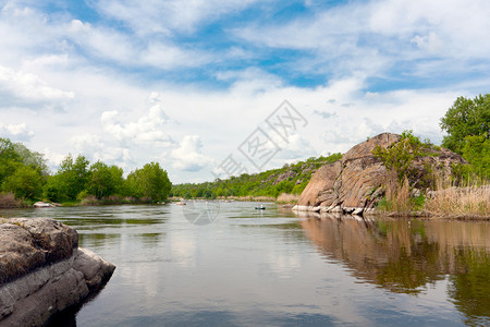 夏日的河景图片